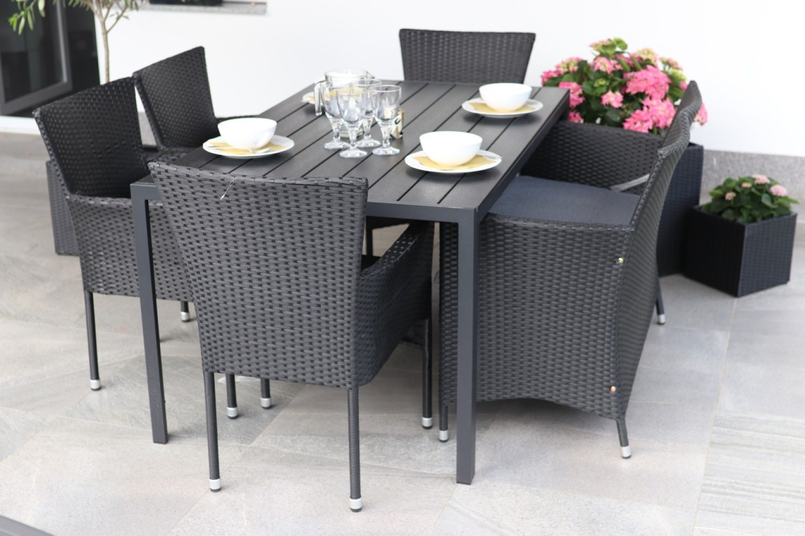 N&aacute;bytek Texim Set Viking L + 4x čern&eacute; křeslo BALI antracit + 1x Bali ratan lavice