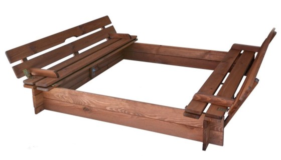 P&iacute;skovi&scaron;tě s lavičkami